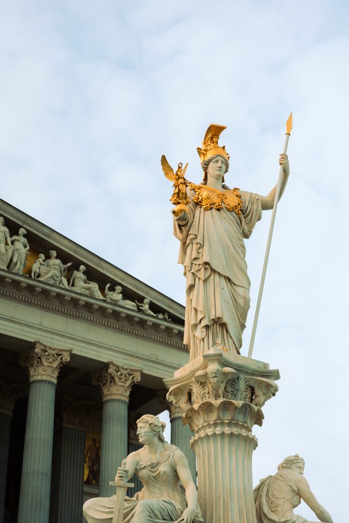 Pallas Athene Statute vor Parlament_C John Kücükcay